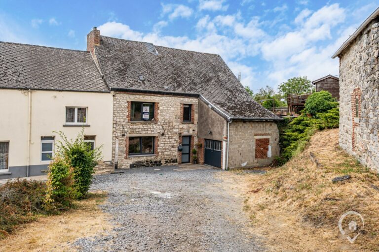 Condrogest - Maison en pierre rénovée avec dépendances à Heer