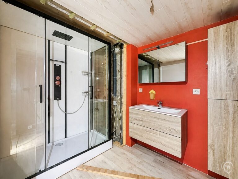 Condrogest - Maison avec fort potentiel – 3 chambres, jardin et nombreuses possibilités | Vos Agences