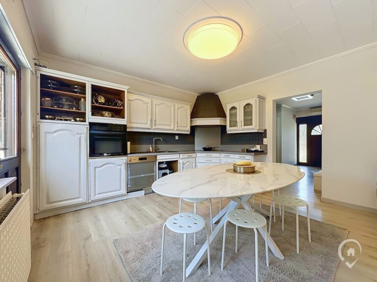 Condrogest - Villa 4 chambres, proche des commodités.