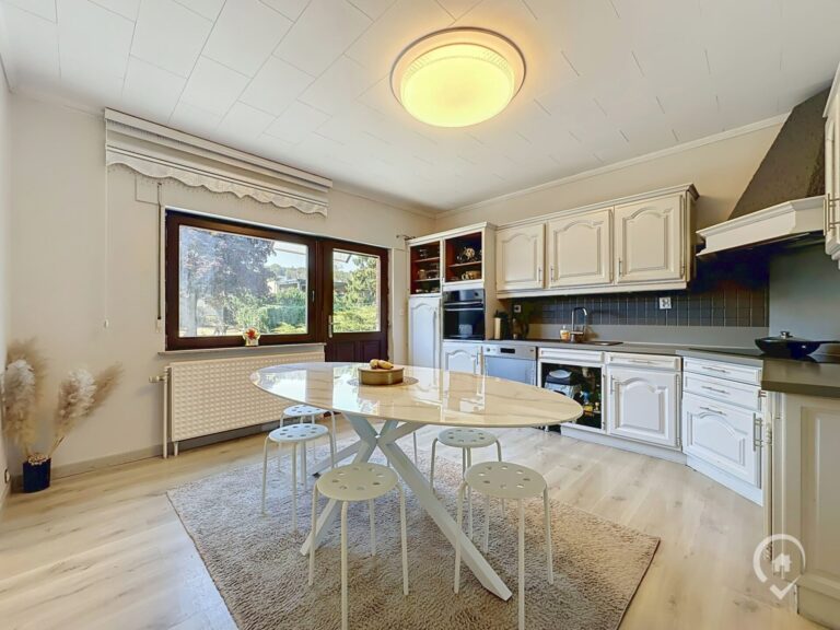 Condrogest - Villa 4 chambres, proche des commodités.
