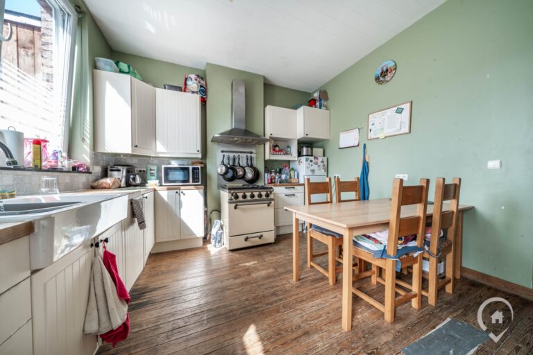 Condrogest - Immeuble de rapport idéalement situé à Dinant à vendre