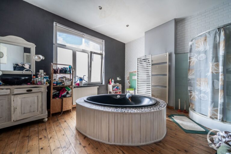 Condrogest - Immeuble de rapport idéalement situé à Dinant à vendre