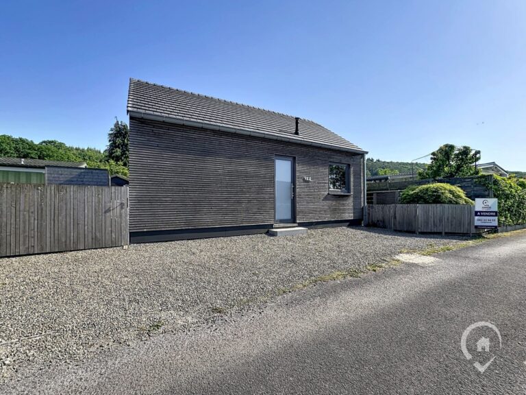 Condrogest - Chalet 4 façades avec terrasse à vendre à Yvoir - La Gayolle