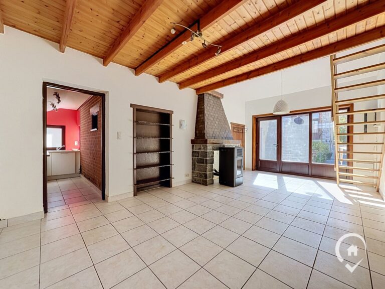 Condrogest - Maison entièrement rénovée 2 chambres à vendre à Hastière
