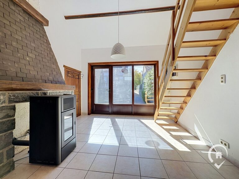 Condrogest - Maison entièrement rénovée 2 chambres à vendre à Hastière