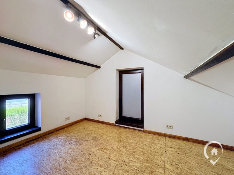 Condrogest - Maison entièrement rénovée 2 chambres à vendre à Hastière
