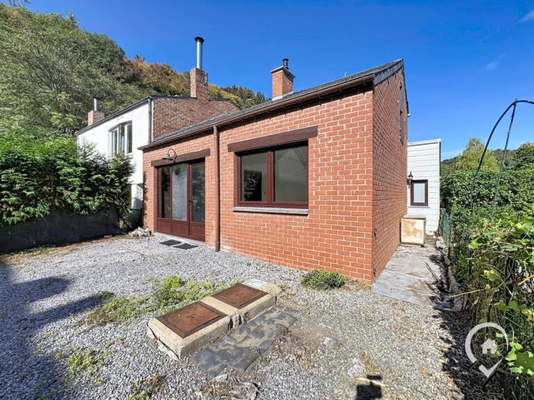 Condrogest - Maison entièrement rénovée 2 chambres à vendre à Hastière