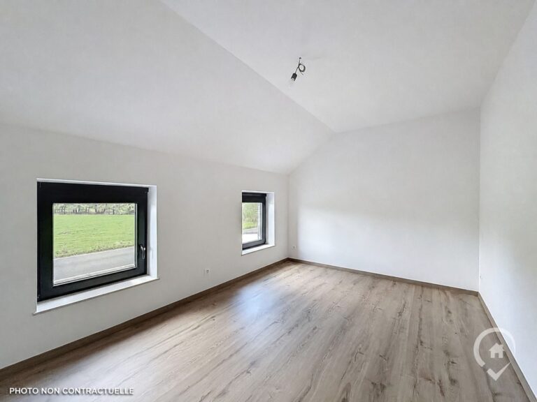 Condrogest - Maison neuve 4 façades à Humain – clé sur porte