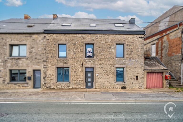 Condrogest - Spacieuse maison en pierre de 200m² à vendre à Agimont