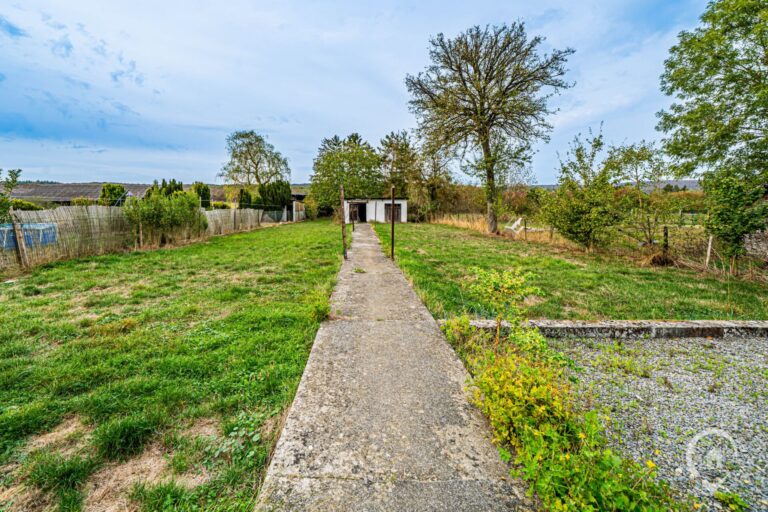 Condrogest - Spacieuse maison en pierre de 200m² à vendre à Agimont