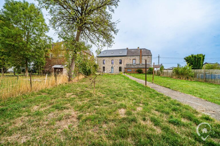 Condrogest - Spacieuse maison en pierre de 200m² à vendre à Agimont