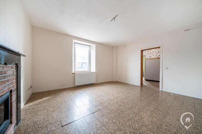 Condrogest - Spacieuse maison en pierre de 200m² à vendre à Agimont