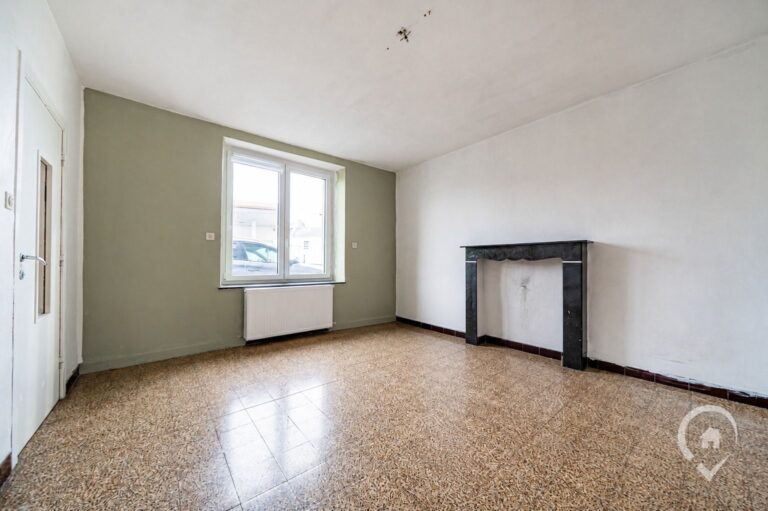 Condrogest - Spacieuse maison en pierre de 200m² à vendre à Agimont