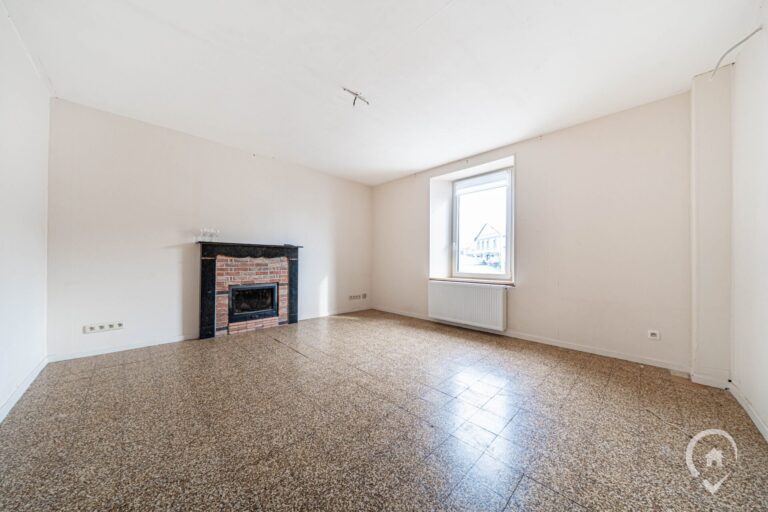 Condrogest - Spacieuse maison en pierre de 200m² à vendre à Agimont