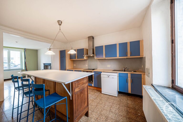 Condrogest - Spacieuse maison en pierre de 200m² à vendre à Agimont