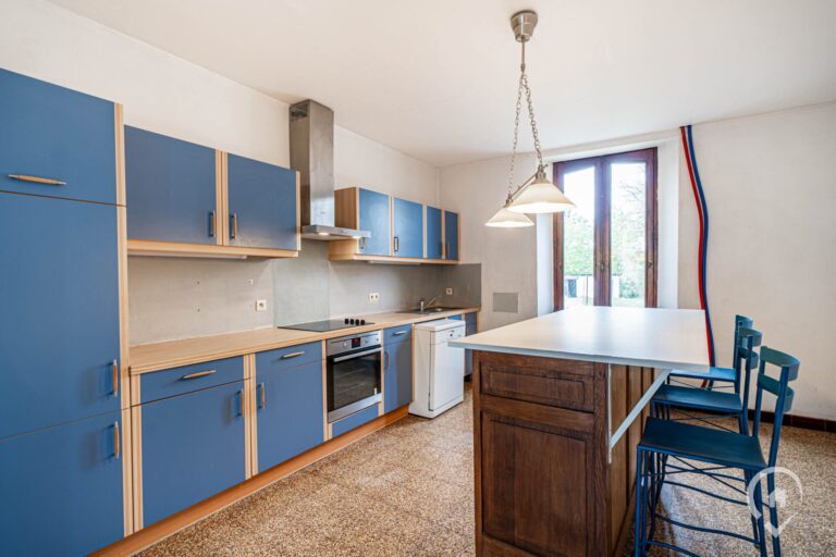 Condrogest - Spacieuse maison en pierre de 200m² à vendre à Agimont