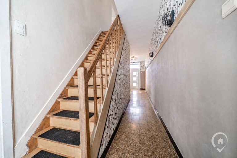 Condrogest - Spacieuse maison en pierre de 200m² à vendre à Agimont