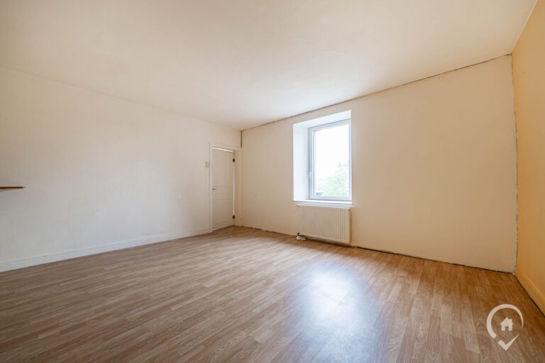 Condrogest - Spacieuse maison en pierre de 200m² à vendre à Agimont