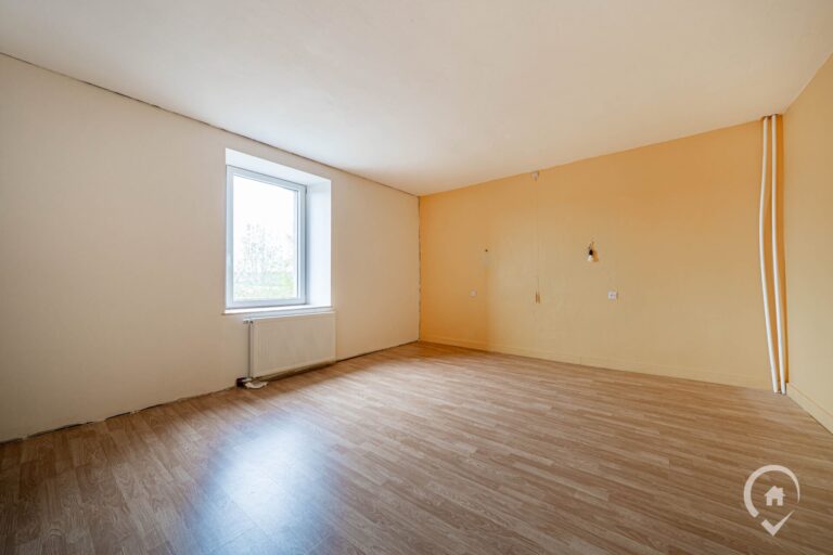 Condrogest - Spacieuse maison en pierre de 200m² à vendre à Agimont