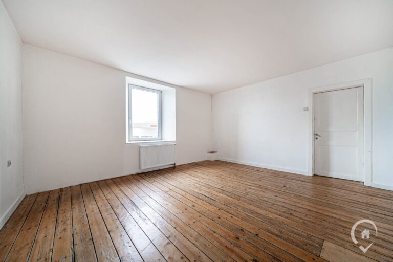 Condrogest - Spacieuse maison en pierre de 200m² à vendre à Agimont
