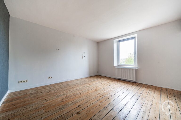 Condrogest - Spacieuse maison en pierre de 200m² à vendre à Agimont