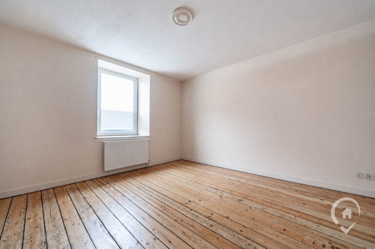 Condrogest - Spacieuse maison en pierre de 200m² à vendre à Agimont