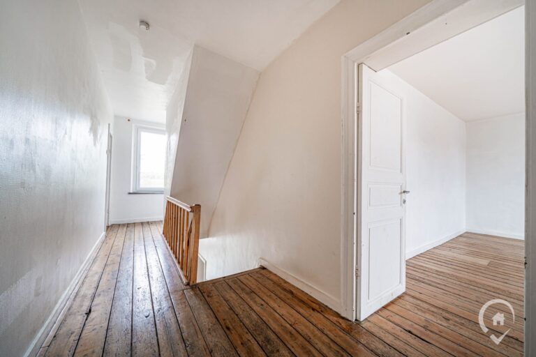 Condrogest - Spacieuse maison en pierre de 200m² à vendre à Agimont