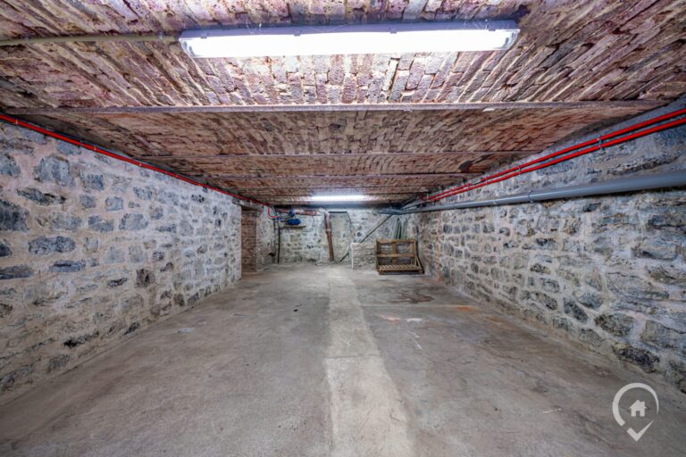 Condrogest - Spacieuse maison en pierre de 200m² à vendre à Agimont
