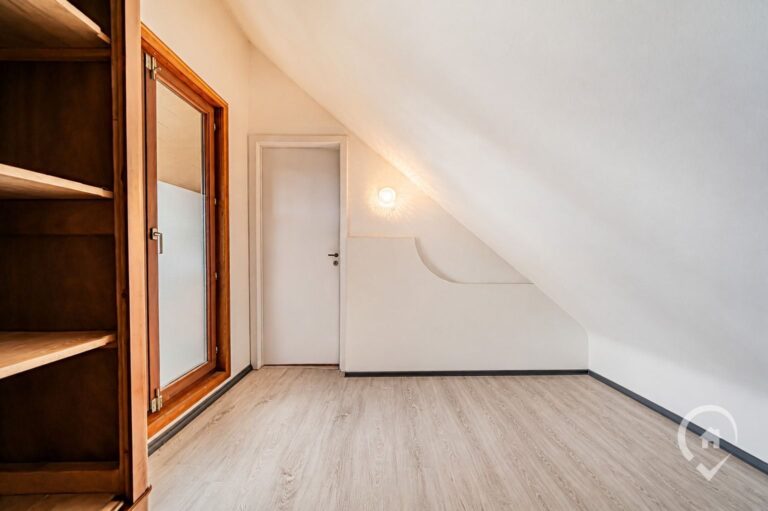 Condrogest - Chalet sur 34 ares à vendre à Hastière - beau potentiel