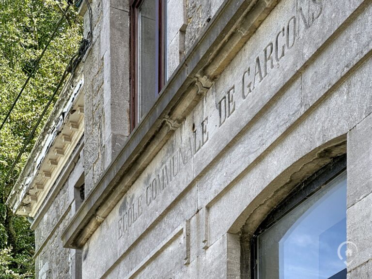Condrogest - Ancienne école aux multiples possibilités à vendre à Flostoy