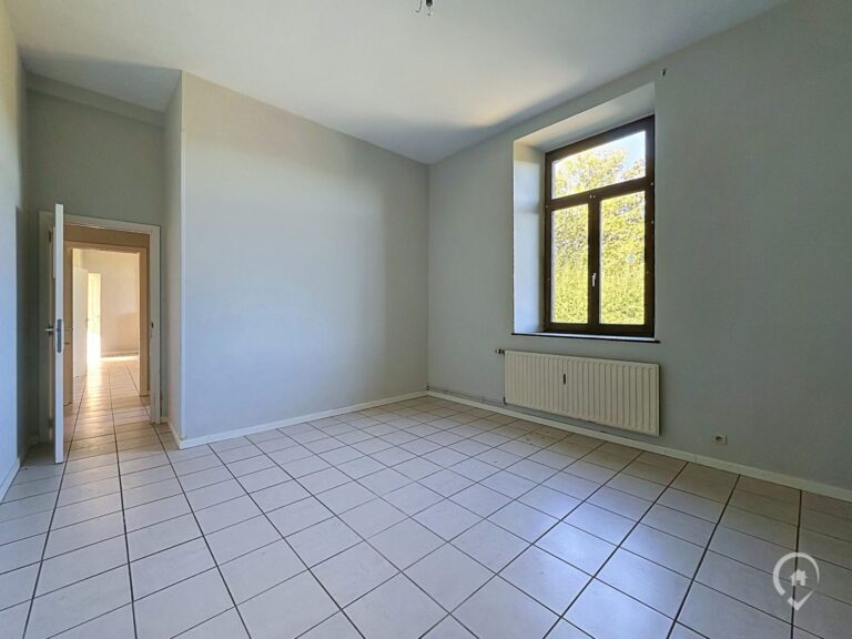 Condrogest - Ancienne école aux multiples possibilités à vendre à Flostoy