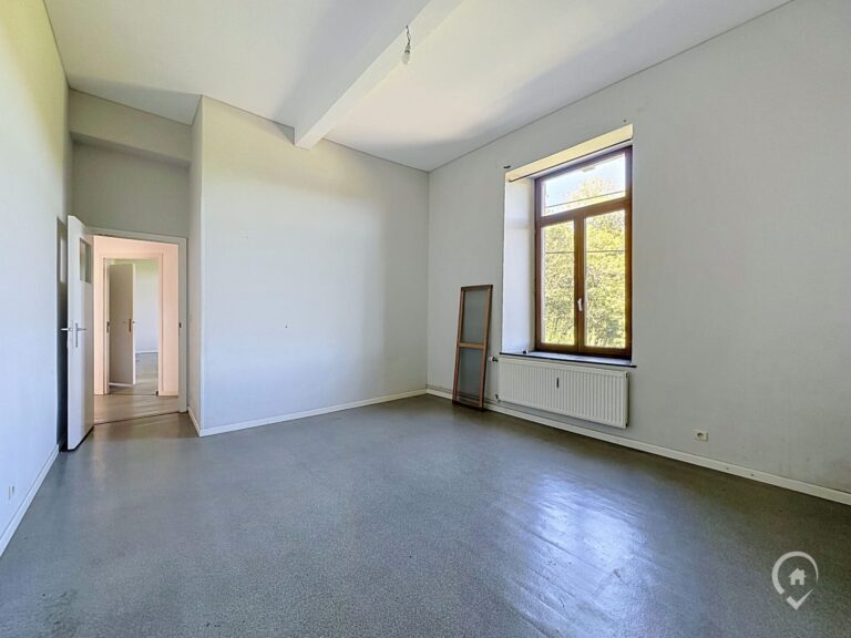Condrogest - Ancienne école aux multiples possibilités à vendre à Flostoy