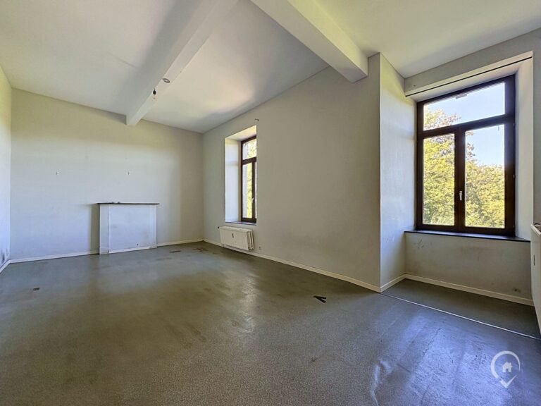 Condrogest - Ancienne école aux multiples possibilités à vendre à Flostoy