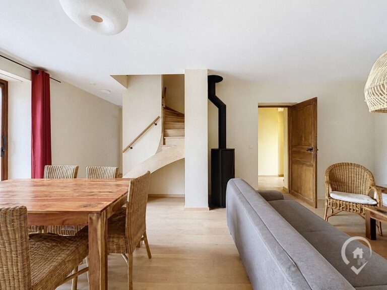 Condrogest - Maison 4 chambres entièrement rénovée à vendre à Barcenal