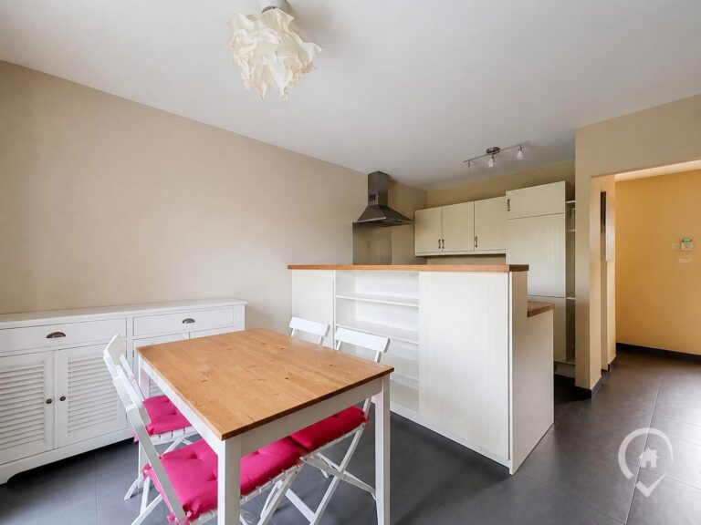 Condrogest - Maison 4 chambres entièrement rénovée à vendre à Barcenal
